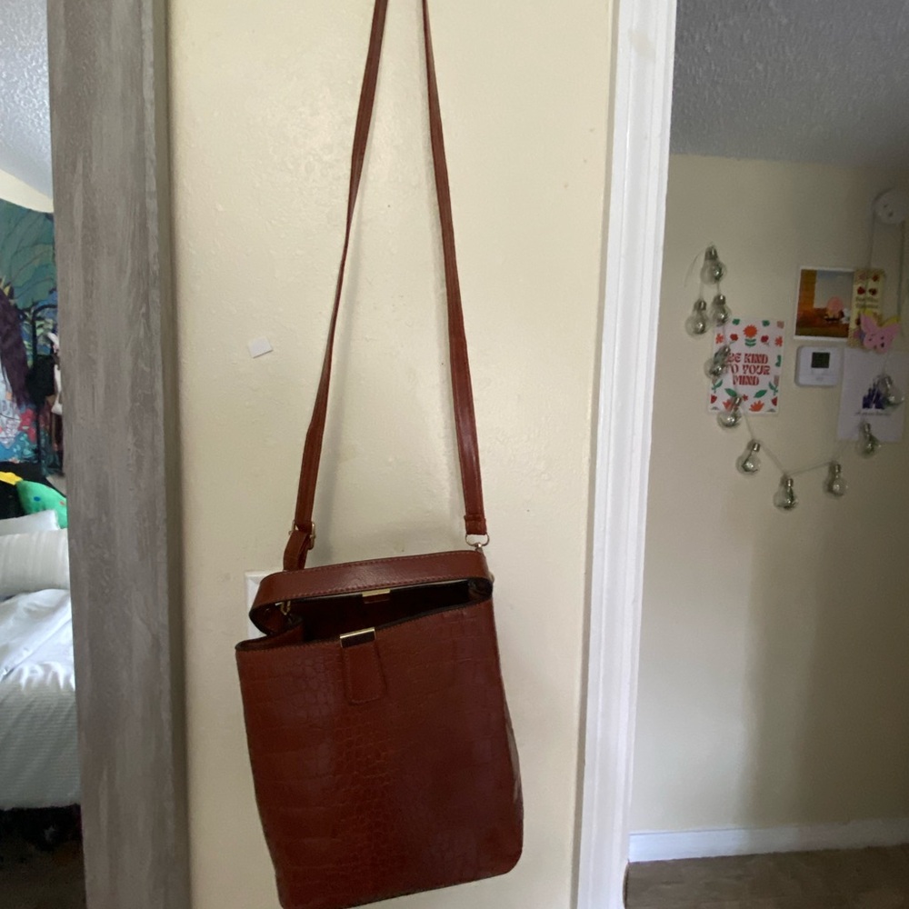 Elegant Brown Leather Crossbody Bag